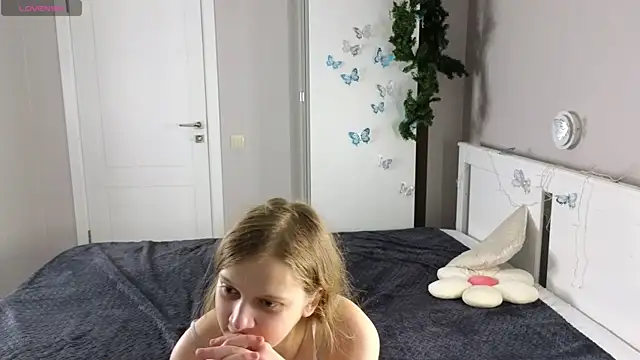 HazeElariel online show from April 2026 03:28:01 PM