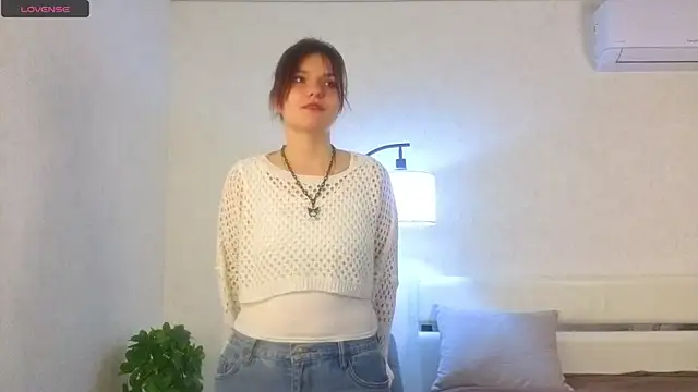 NyraVesperis online show from April 2026 06:09:01 AM