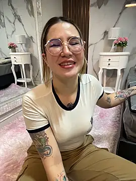 Annyhathatway online show from May 2026 11:45:02 PM