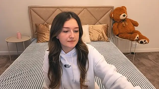 Snapshot of CyrenaLuxe chatting on April 2026 06:58:01 AM CyrenaLuxe online show from April 2026 06:58:01 AM