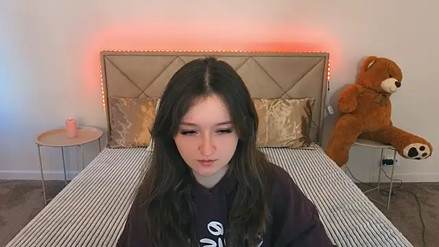 Snapshot of CyrenaLuxe chatting on April 2026 05:45:02 AM CyrenaLuxe online show from April 2026 05:45:02 AM