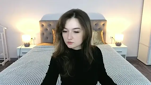 Snapshot of CyrenaLuxe chatting on April 2026 05:25:01 AM CyrenaLuxe online show from April 2026 05:25:01 AM