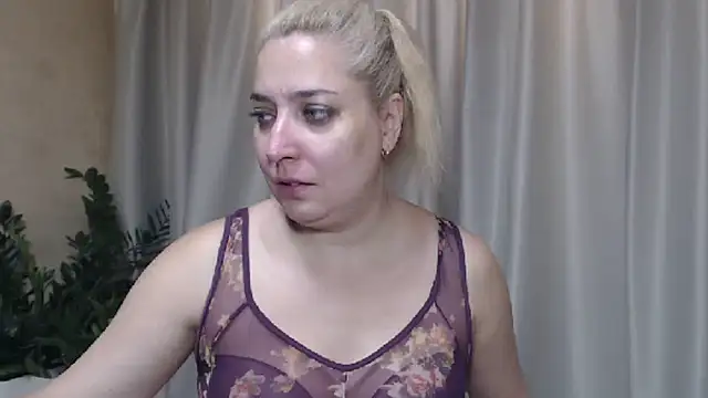 Snapshot of sweetpussy13 chatting on September 2025 05:52:02 AM sweetpussy13 online show from September 2025 05:52:02 AM