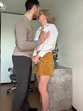 Lovebackground online show from April 2026 08:28:02 AM