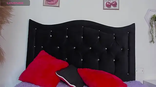 Snapshot of Victoriia_Xx chatting on December 2025 01:05:01 PM Victoriia Xx online show from December 2025 01:05:01 PM