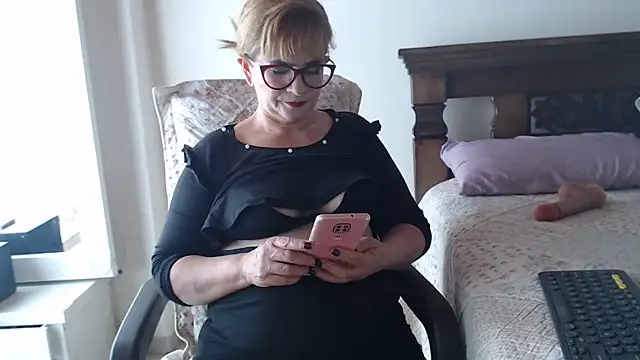 Snapshot of evelynsmithco chatting on May 2026 06:59:01 PM evelynsmithco online show from May 2026 06:59:01 PM