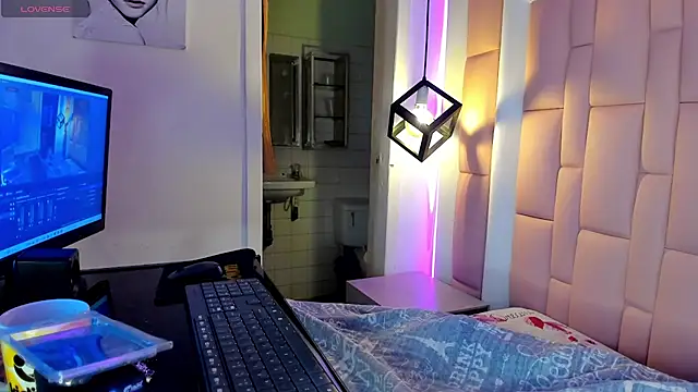 TaylerMiles online show from January 2026 03:27:01 PM