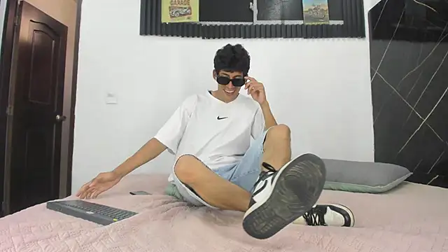 Emer santos online show from April 2026 06:01:02 PM