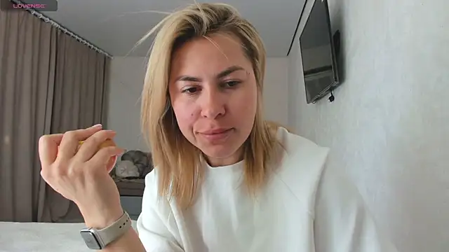 Snapshot of Roxi_Joy chatting on May 2026 11:17:01 AM Roxi Joy online show from May 2026 11:17:01 AM