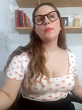 Snapshot of SofiEsteves chatting on May 2026 02:00:01 PM SofiEsteves online show from May 2026 02:00:01 PM