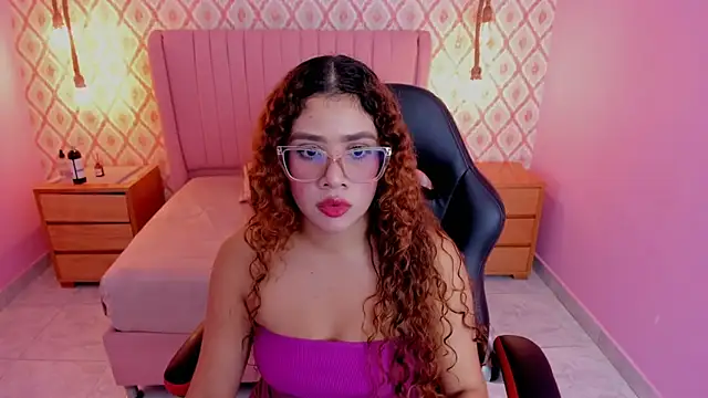 Snapshot of SIENNA_FOX4 chatting on March 2026 12:44:02 PM SIENNA FOX4 online show from March 2026 12:44:02 PM