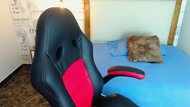 Snapshot of SIENNA_FOX4 chatting on April 2026 12:50:02 PM SIENNA FOX4 online show from April 2026 12:50:02 PM