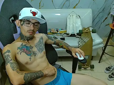 Snapshot of Boy_tatto77 chatting on April 2026 01:41:01 PM Boy tatto77 online show from April 2026 01:41:01 PM