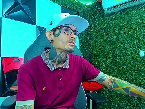 Snapshot of Boy_tatto77 chatting on April 2026 12:31:01 AM Boy tatto77 online show from April 2026 12:31:01 AM
