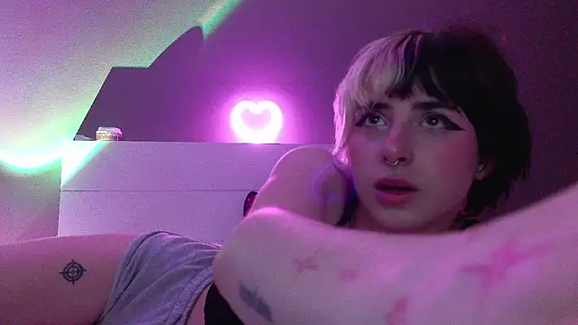 Snapshot of MikaScarlet chatting on April 2026 02:32:01 AM MikaScarlet online show from April 2026 02:32:01 AM