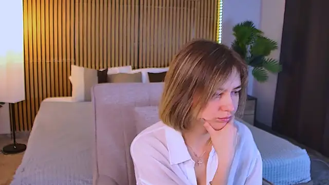 EmeraldGlow online show from April 2026 09:39:33 PM