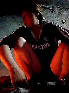 Fading roses online show from April 2026 08:57:01 PM