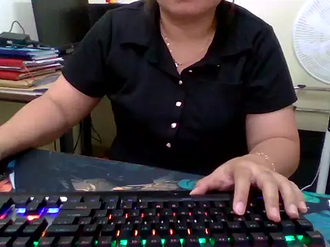 Snapshot of Sarah_no_land chatting on April 2026 03:43:01 AM Sarah no land online show from April 2026 03:43:01 AM