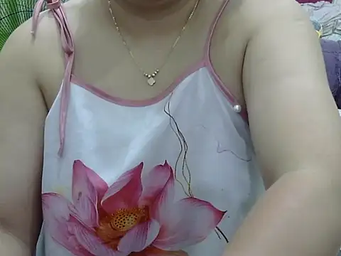 Snapshot of Sarah_no_land chatting on May 2026 05:48:01 AM Sarah no land online show from May 2026 05:48:01 AM