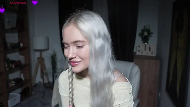 KristalCrowner online show from March 2026 10:47:02 PM