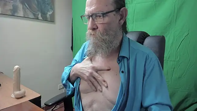Snapshot of Uncle_Hottie chatting on March 2026 05:18:01 PM Uncle Hottie online show from March 2026 05:18:01 PM