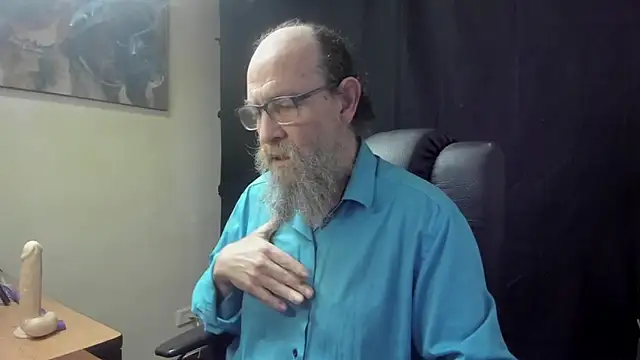 Snapshot of Uncle_Hottie chatting on April 2026 06:31:02 PM Uncle Hottie online show from April 2026 06:31:02 PM