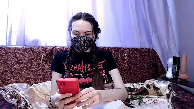 Snapshot of SilentShard chatting on April 2026 12:10:01 PM SilentShard online show from April 2026 12:10:01 PM