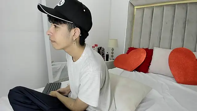 julian xx online show from February 2026 07:39:01 PM