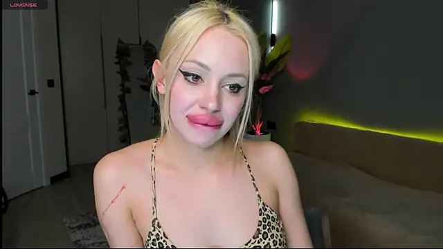 Luna Beverly online show from April 2026 08:18:01 PM