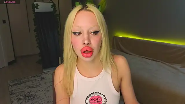 Snapshot of Luna_Beverly chatting on April 2026 08:28:02 PM Luna Beverly online show from April 2026 08:28:02 PM
