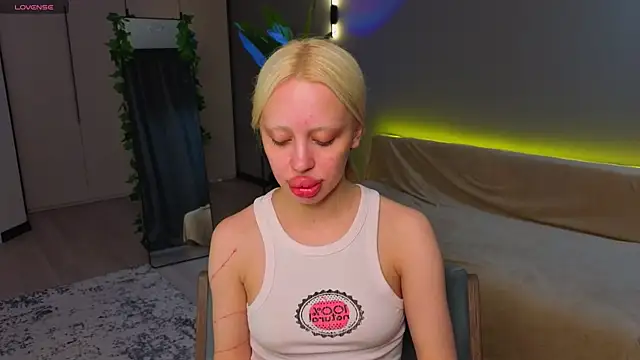 Snapshot of Luna_Beverly chatting on May 2026 08:15:01 PM Luna Beverly online show from May 2026 08:15:01 PM