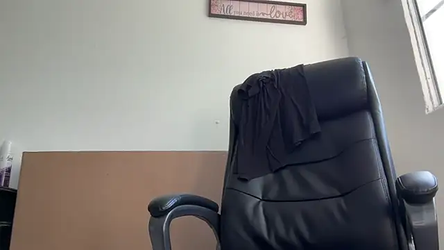 Snapshot of enyel_100 chatting on January 2026 01:13:02 PM enyel 100 online show from January 2026 01:13:02 PM