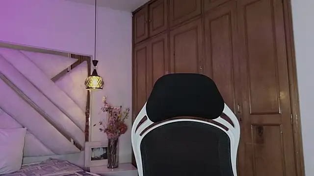 mia gatesvg online show from February 2026 03:49:02 AM