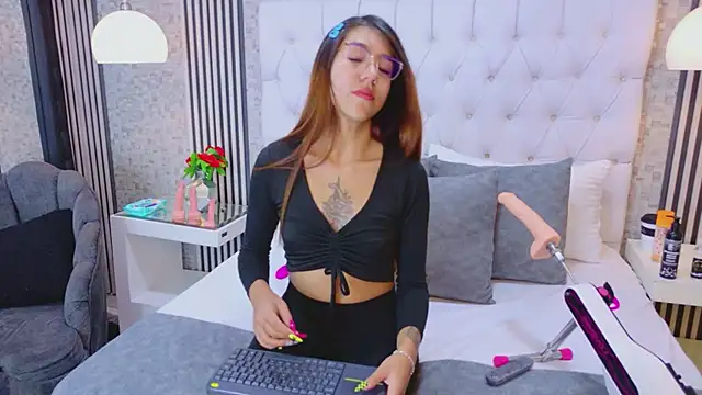 Snapshot of VioletFroost chatting on April 2026 07:11:02 PM VioletFroost online show from April 2026 07:11:02 PM