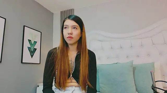 Snapshot of VioletFroost chatting on April 2026 07:31:02 PM VioletFroost online show from April 2026 07:31:02 PM