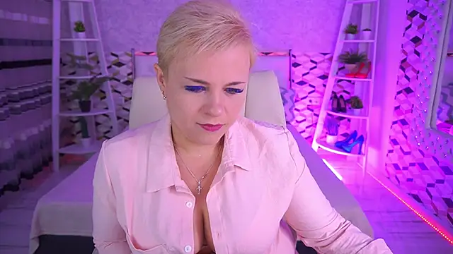 Snapshot of CrystalVibe chatting on May 2026 06:42:01 AM CrystalVibe online show from May 2026 06:42:01 AM