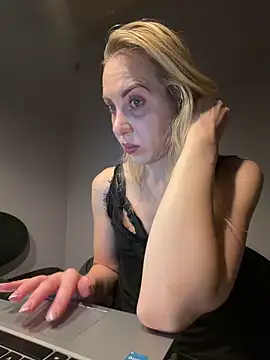Snapshot of ElenaWhitmore chatting on June 2026 11:03:01 PM ElenaWhitmore online show from June 2026 11:03:01 PM