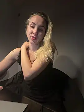 Snapshot of ElenaWhitmore chatting on June 2026 10:30:02 PM ElenaWhitmore online show from June 2026 10:30:02 PM