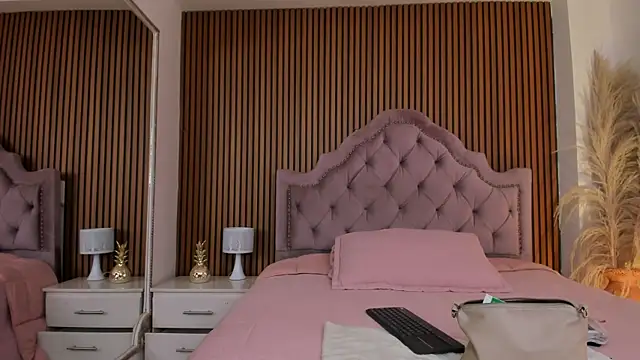 Violett hott  online show from April 2026 12:31:01 PM