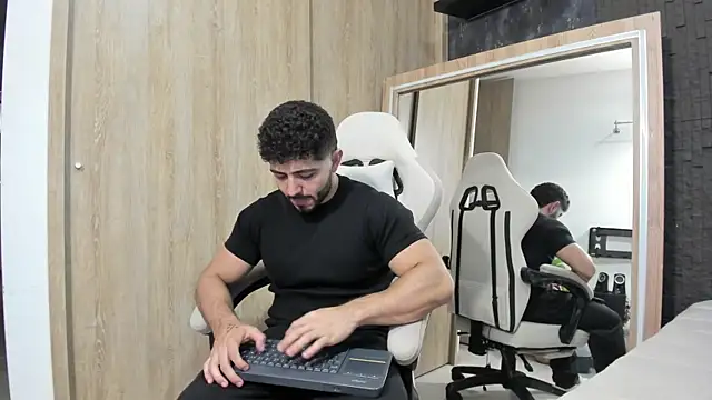 Snapshot of Thiago_moretti chatting on July 2026 03:33:01 AM Thiago moretti online show from July 2026 03:33:01 AM