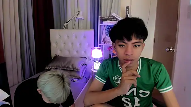 Snapshot of davincihugecock chatting on April 2026 05:28:01 PM davincihugecock online show from April 2026 05:28:01 PM