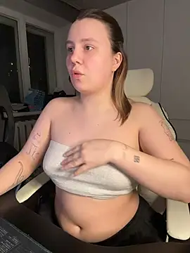 AnnaSeint online show from April 2026 08:00:02 PM