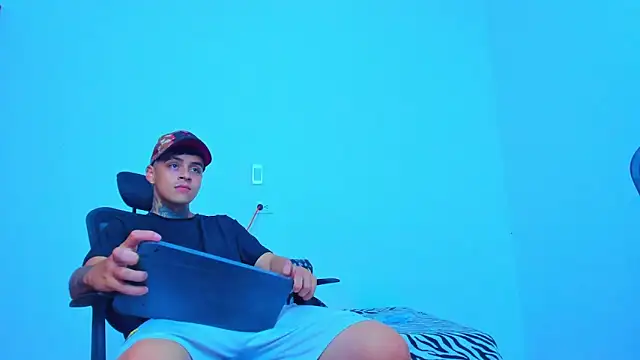 Snapshot of Thomas-Wil chatting on May 2026 07:44:01 PM Thomas-Wil online show from May 2026 07:44:01 PM