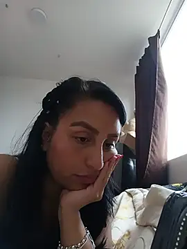Snapshot of LunaRouuse_ chatting on May 2026 03:52:01 PM LunaRouuse online show from May 2026 03:52:01 PM