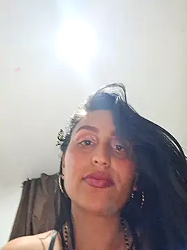 Snapshot of LunaRouuse_ chatting on May 2026 11:03:02 PM LunaRouuse online show from May 2026 11:03:02 PM