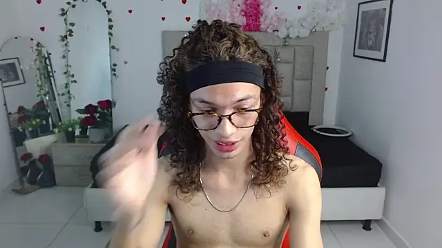 Snapshot of Axel_fox77 chatting on June 2026 01:17:02 AM Axel fox77 online show from June 2026 01:17:02 AM
