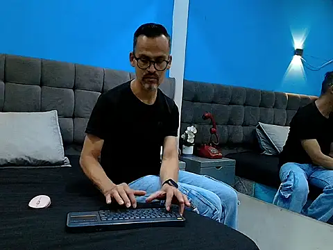 Oswalldo   online show from April 2026 11:15:01 AM