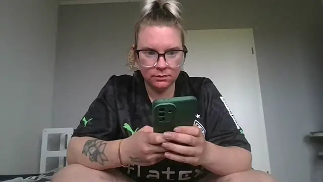 Snapshot of MinchenBienchen98 chatting on February 2026 10:52:02 AM MinchenBienchen98 online show from February 2026 10:52:02 AM