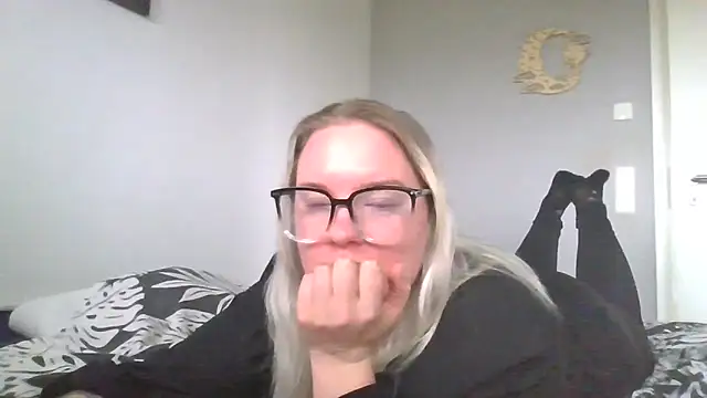 Snapshot of MinchenBienchen98 chatting on February 2026 10:42:02 AM MinchenBienchen98 online show from February 2026 10:42:02 AM