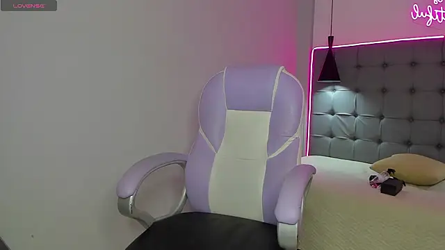 scarletcherry18 online show from February 2026 03:33:01 AM